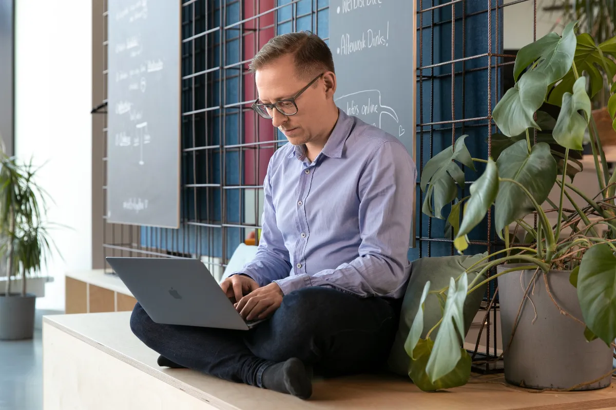 Christopher Ahlers arbeitet am Laptop
